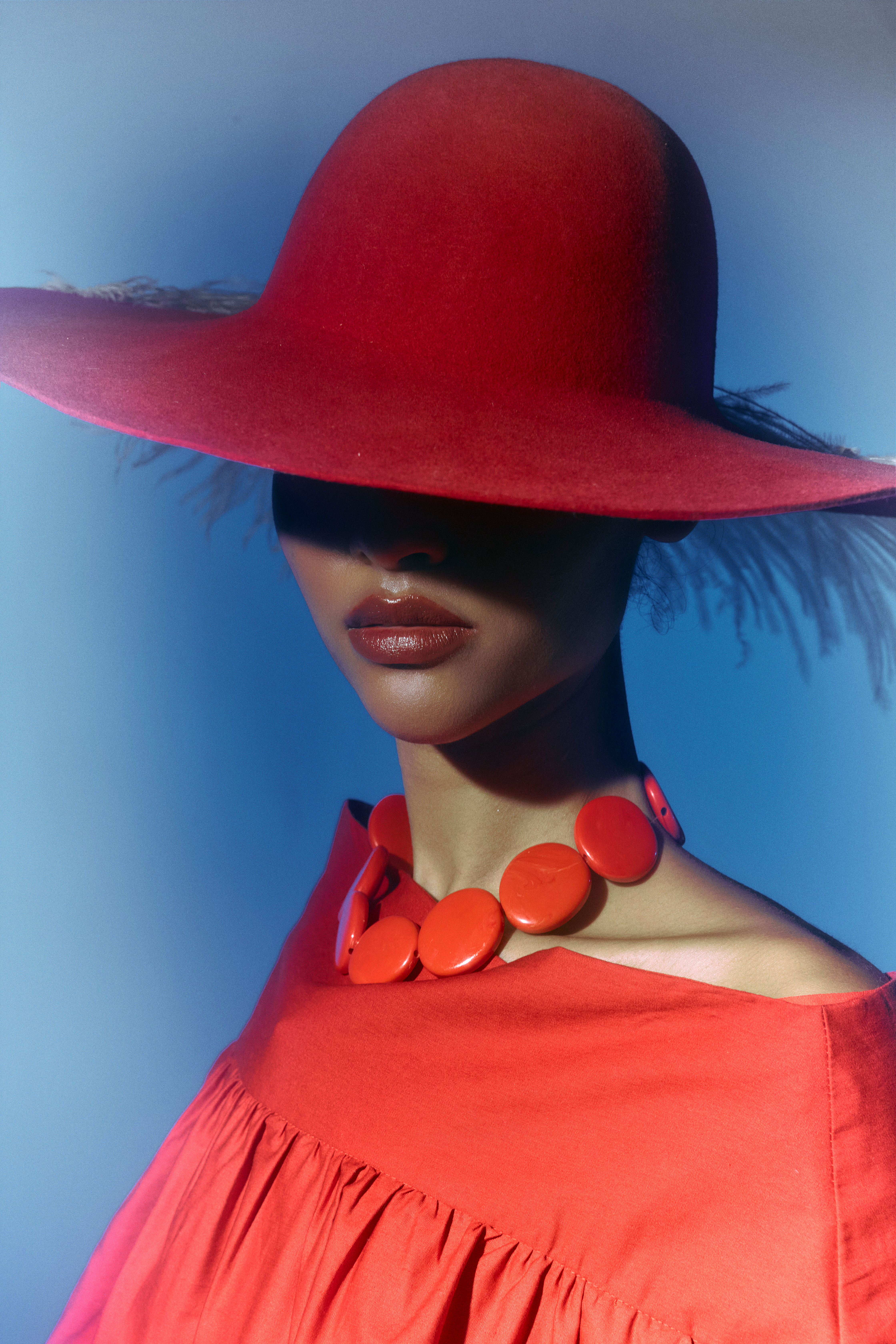 Referencia de iluminación y pose para fotografía editorial