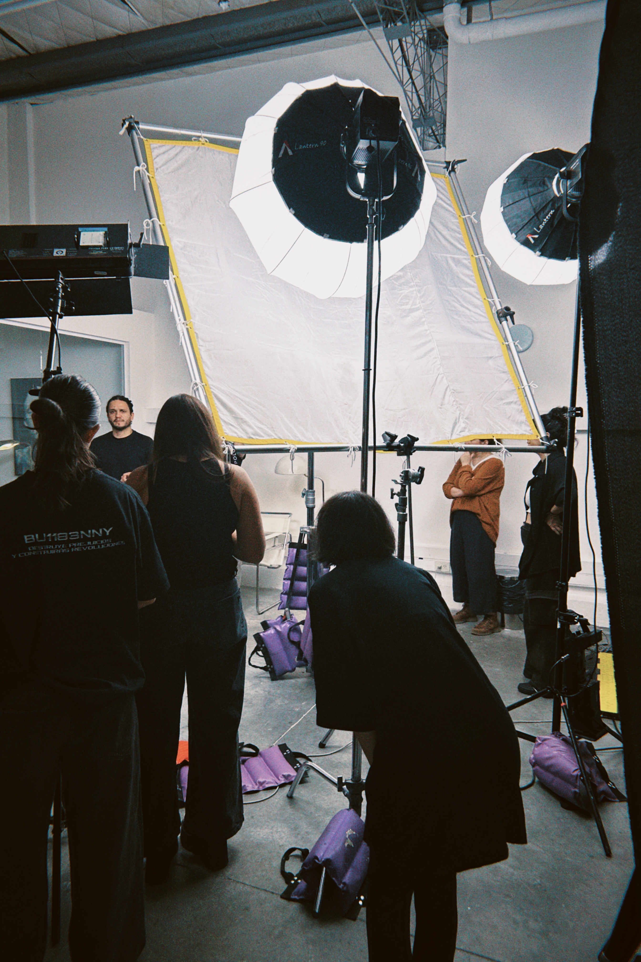 Referencia de set con dirección visual cinematográfica